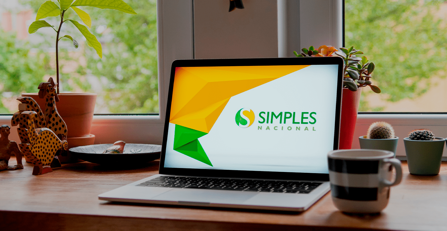 Imagem de um notebook com o logo do simples nacional
