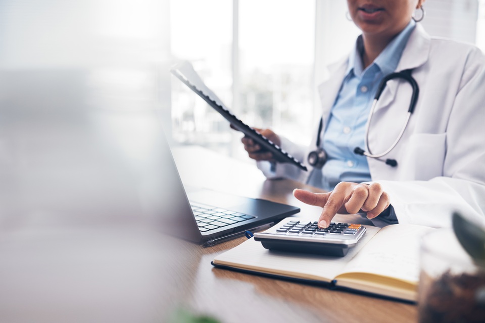 Equiparação Hospiatalar: como reduzir os impostos da sua clínica em quase 50%